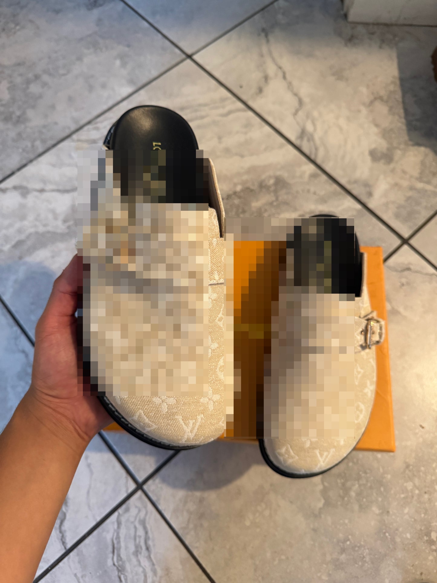 Iv sandals